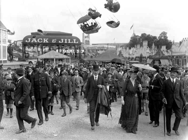 La reina Mary pasa por el parque de diversiones durante su recorrido por la exposición, que ella y el rey inauguraron oficialmente el día de San Jorge de 1924