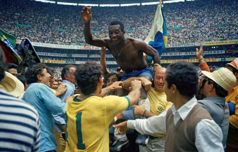 Pelé es el hombre del momento después de ganar la final de la Copa del Mundo en la Ciudad de México en 1970