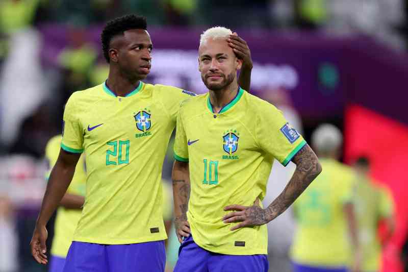 Vinícius consuela a Neymar, a quien Dorival Júnior entrenó en el Santos en 2010, después de la derrota en la Copa del Mundo de 2022