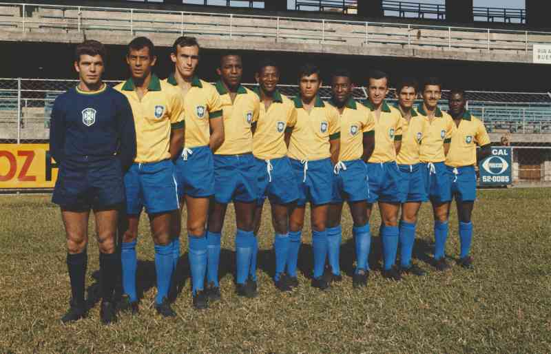 Pelé, quinto a la derecha, y Tostao, a la izquierda de Pelé