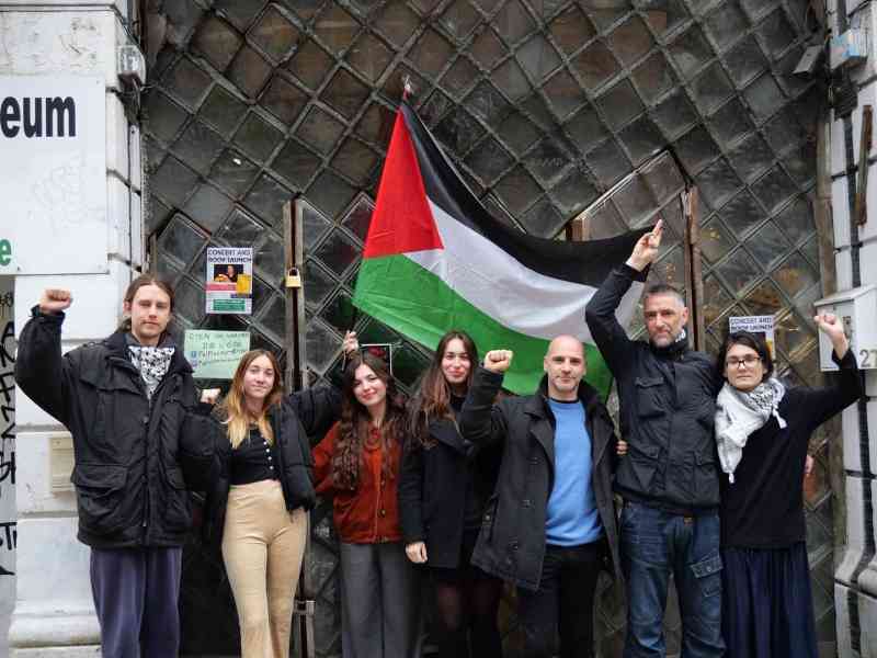 Miembros de Palestine Action posan en la sede de Elbit en Bristol.